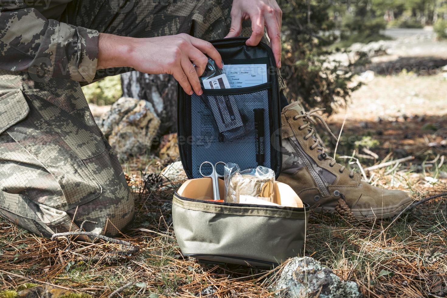 trousse de premiers soins de l'armée militaire. infirmier soldat camouflé. photo