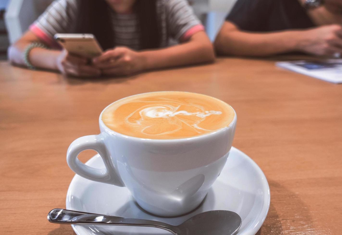 café au lait chaud sur une table en bois. photo