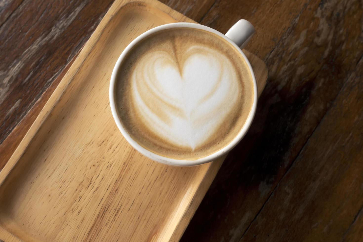 latte chaud sur une table en bois photo