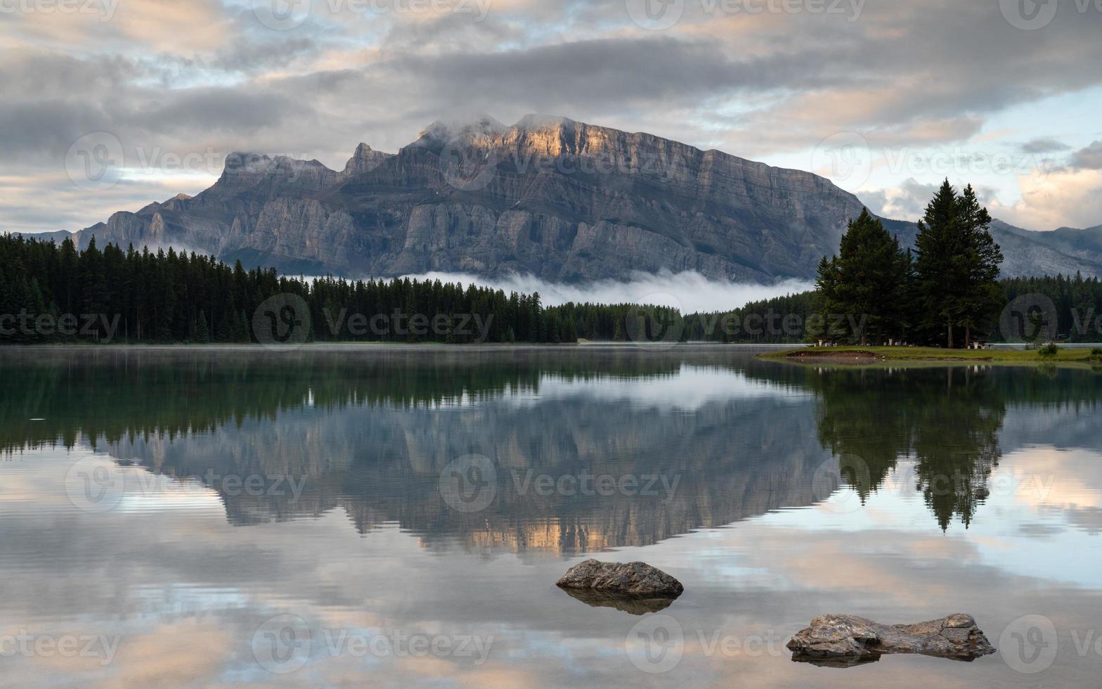 Mount Rundle et Two Jack Lake avec humeur matinale, parc national banff, alberta, canada photo