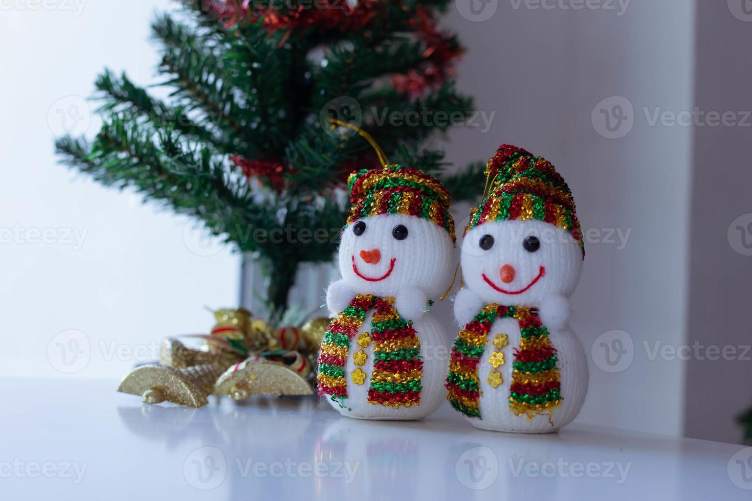 beau cadeau avec des ornements de noël. photo