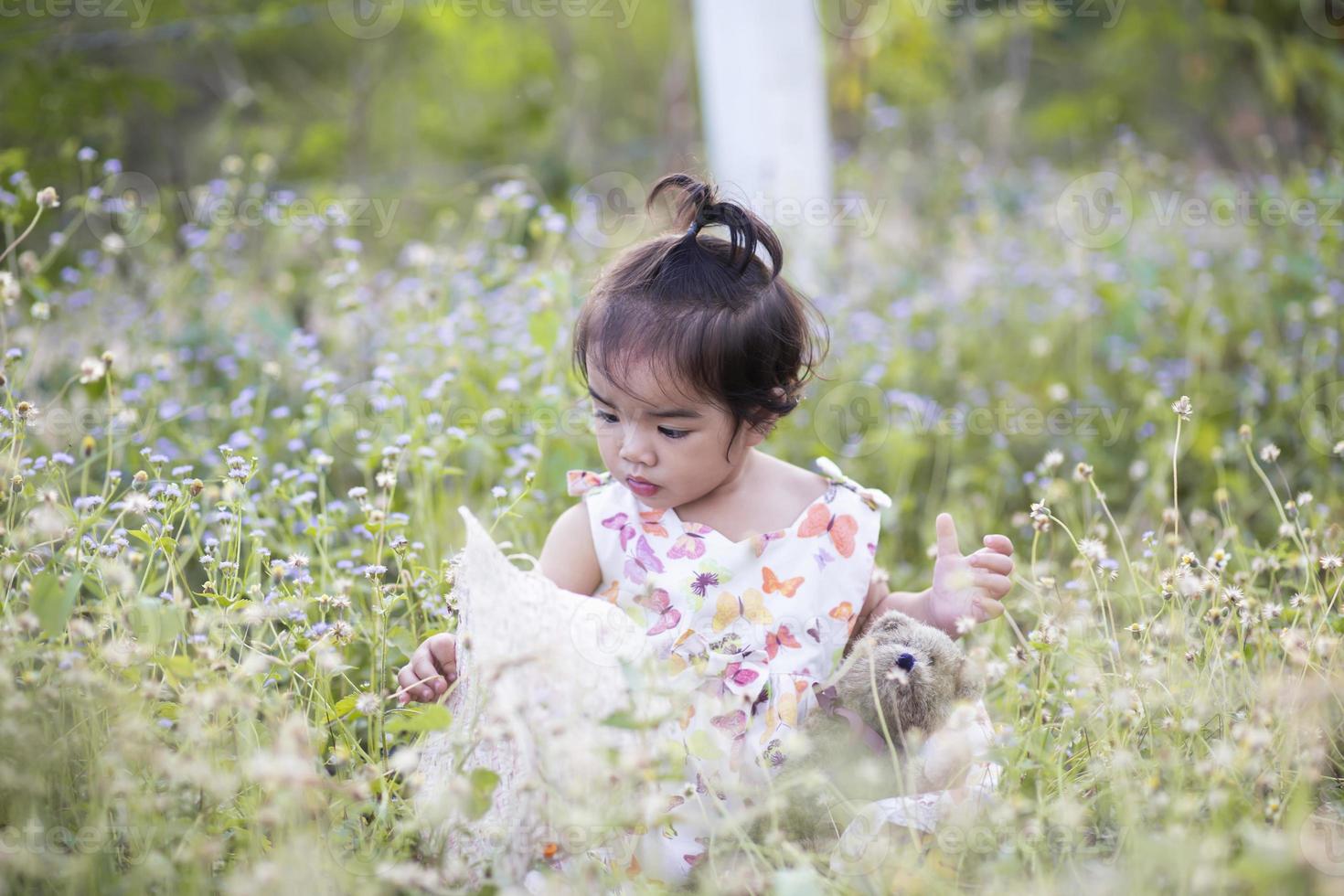 jolie fille souriant brillamment au soleil couchant photo