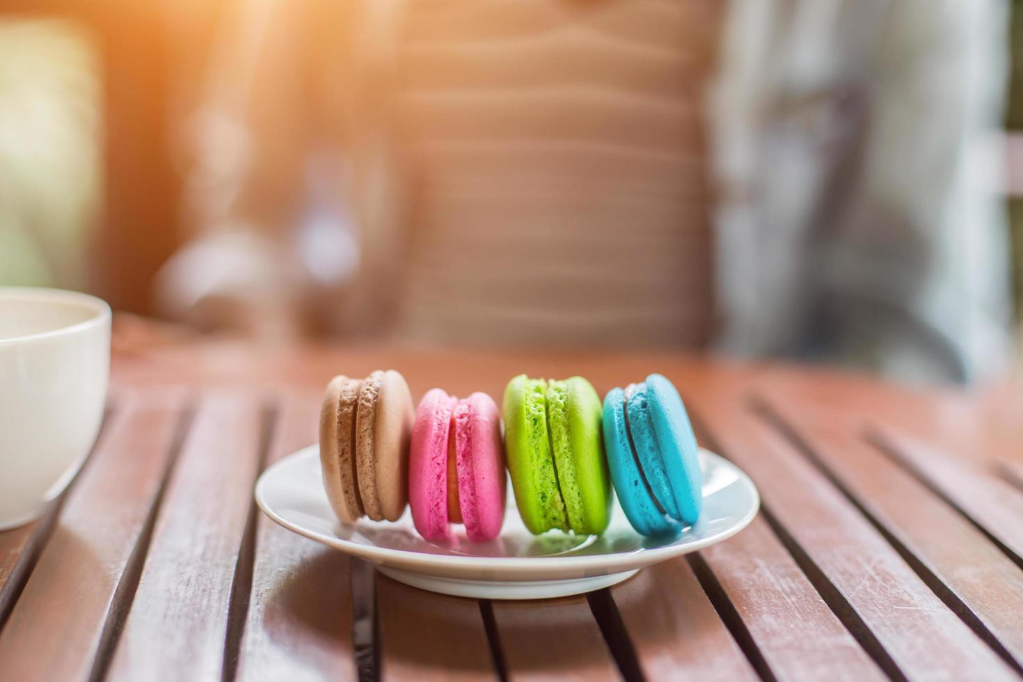 macarons de la saint-valentin avec café sur table en bois. image tonique photo