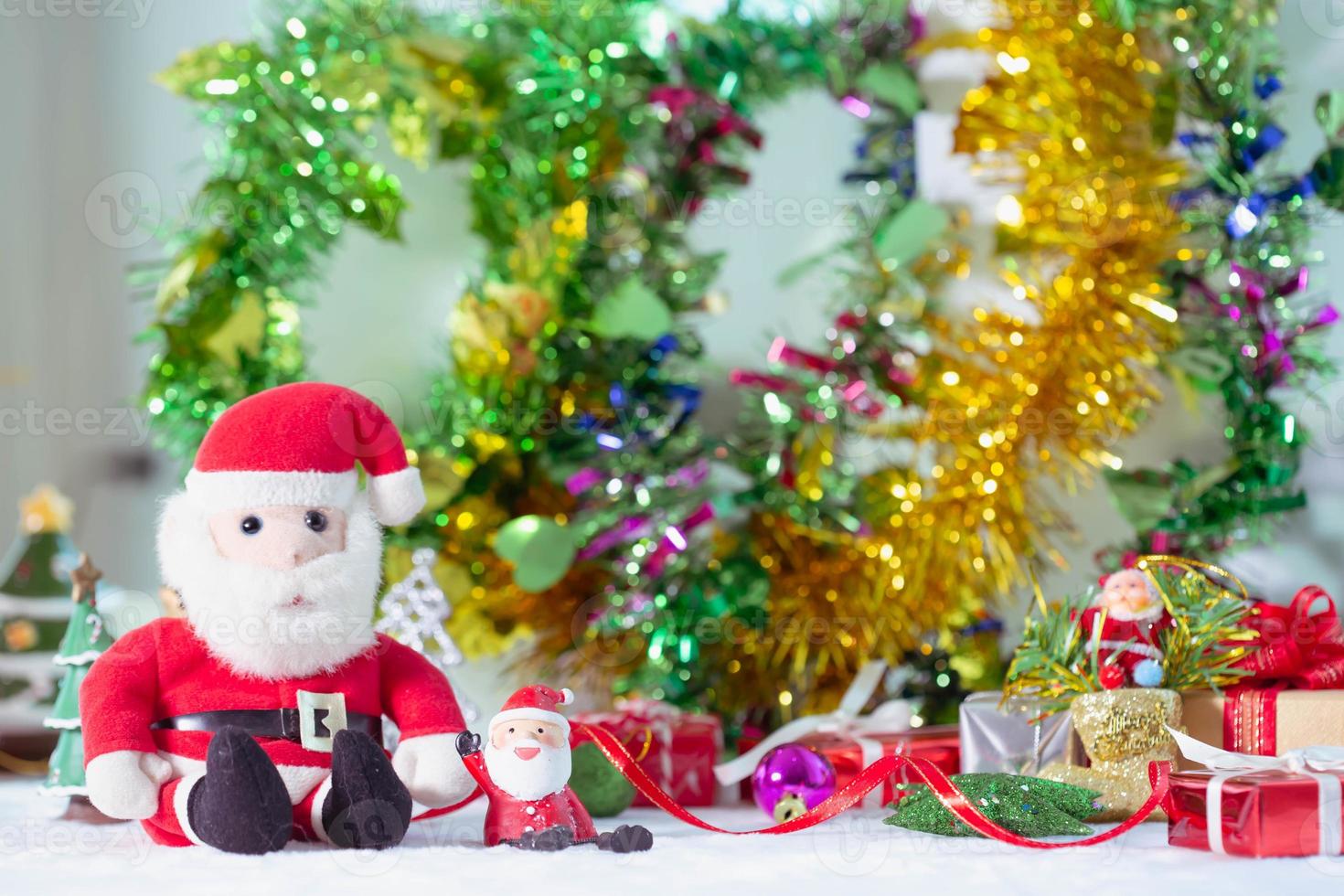 beau cadeau avec des ornements de noël. photo