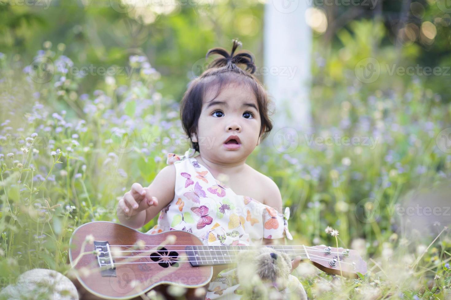 jolie fille souriant brillamment au soleil couchant photo