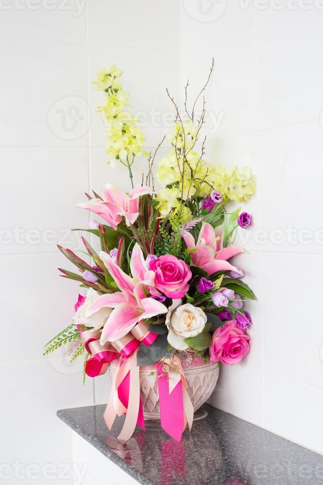fleur artificielle dans le vase photo