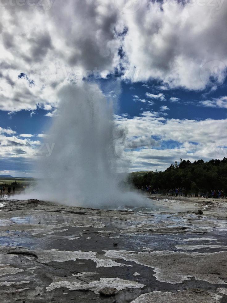 vue d'un geyser en islande photo