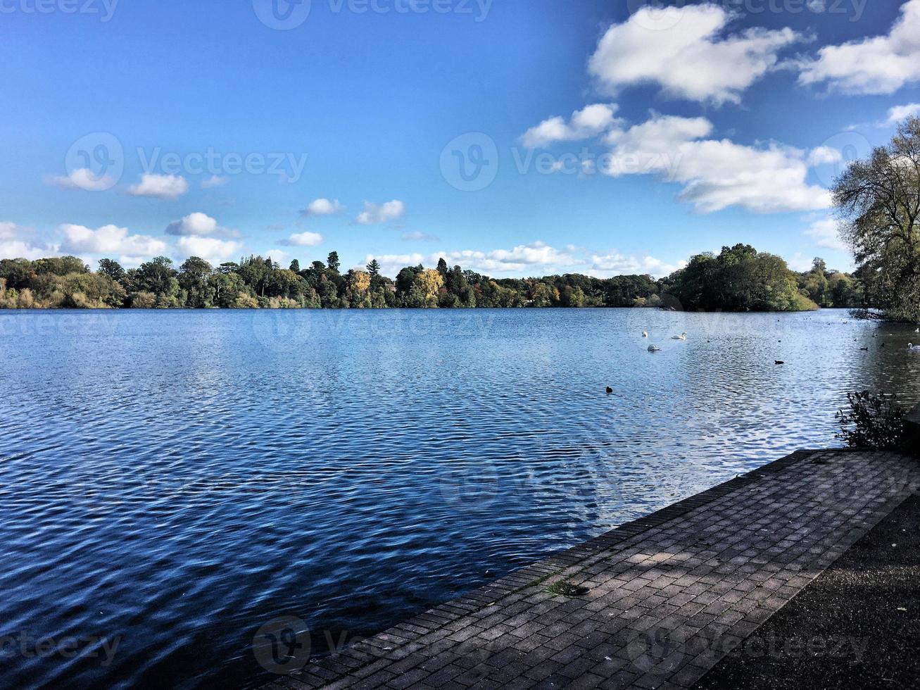 une vue sur le lac d'ellesmere photo