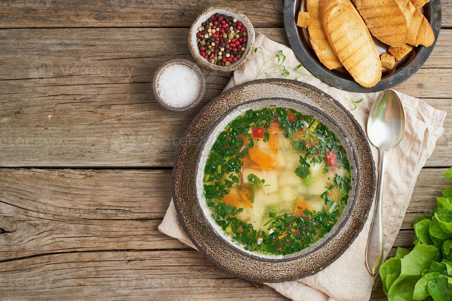 soupe de poulet rustique avec garniture, persil, légumes, plat fait maison à l'ancienne photo