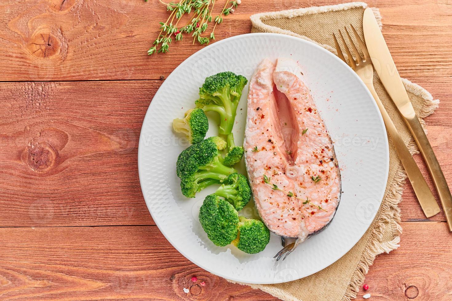 saumon vapeur, brocoli, régime paléo, céto ou fodmap. assiette blanche photo