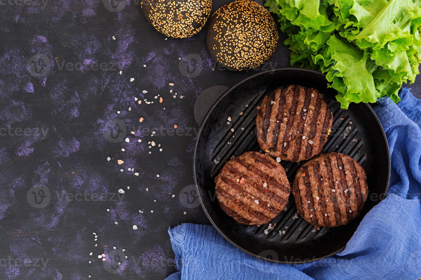 ingrédients pour hamburger. viande de bœuf cuite sur le gril photo