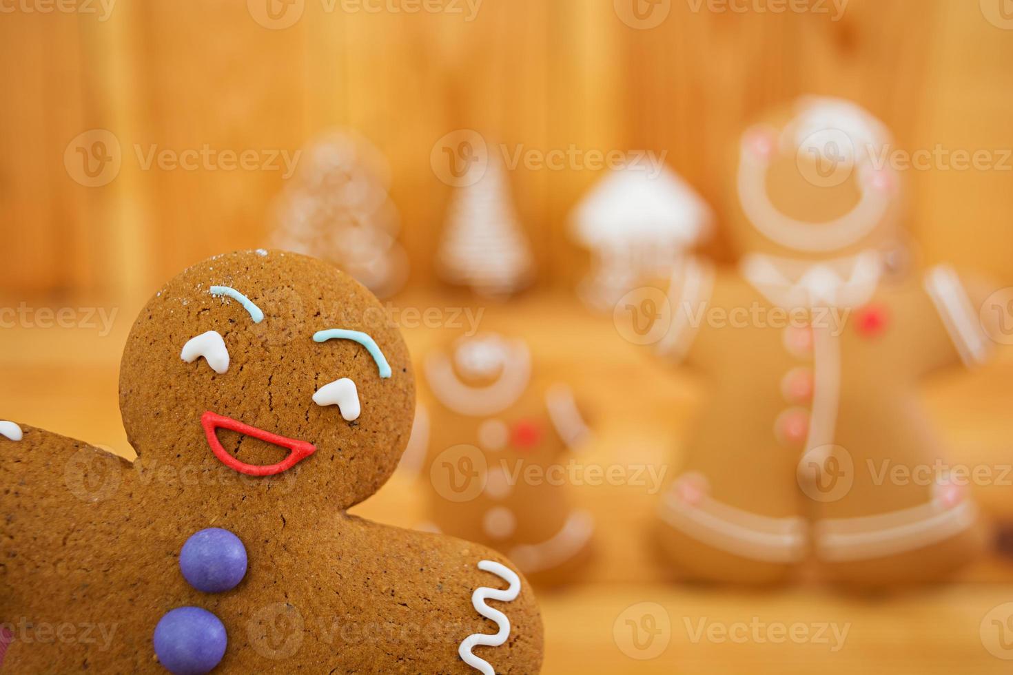 Biscuits de pain d'épice de Noël sur fond de bois photo