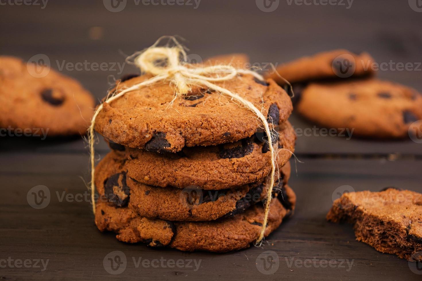 biscuits au chocolat sur fond de bois foncé photo