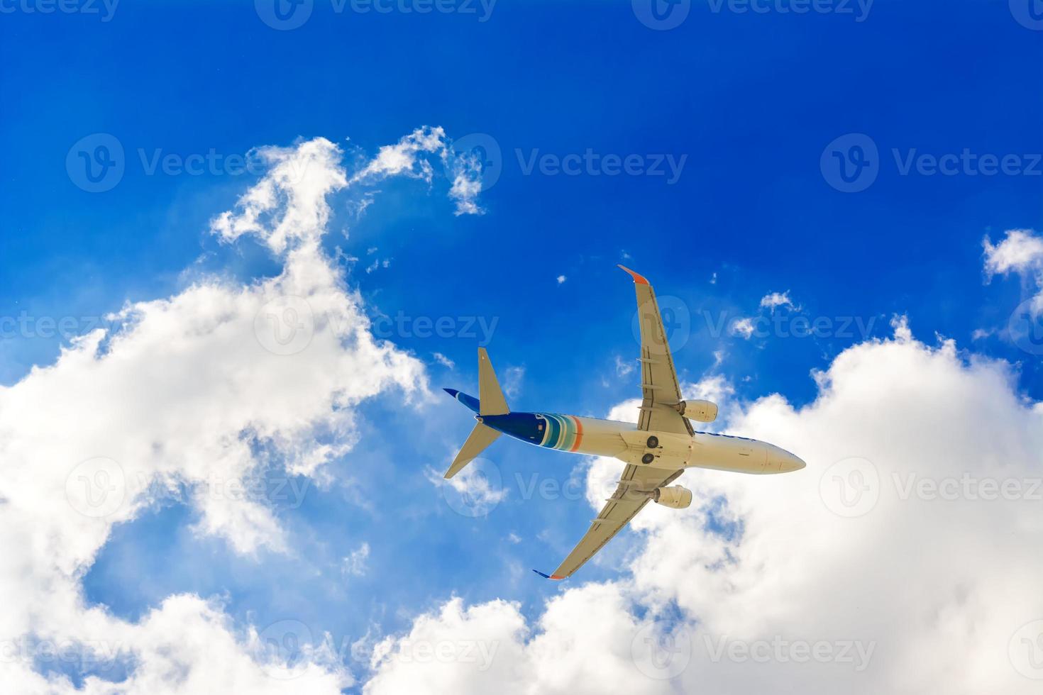 avion dans le ciel et les nuages photo