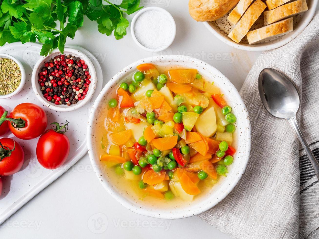 soupe aux légumes, plat végétarien printanier lumineux. photo