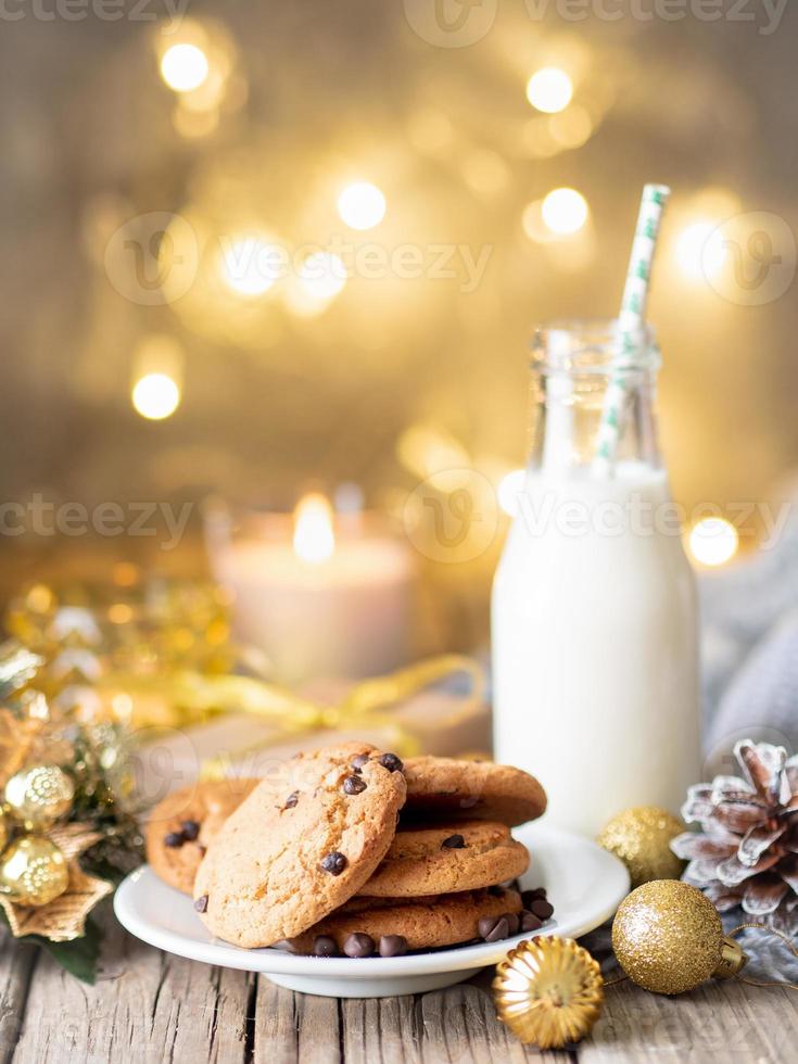 soirée cosy, tasse de boisson, décorations de noël, bougies et guirlandes lumineuses photo