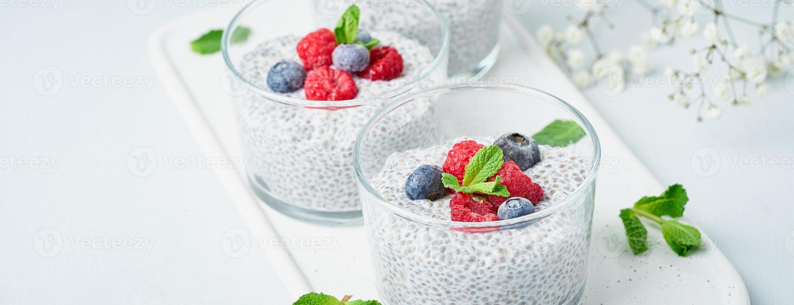 bannière avec pudding de chia aux baies fraîches framboises, myrtilles photo