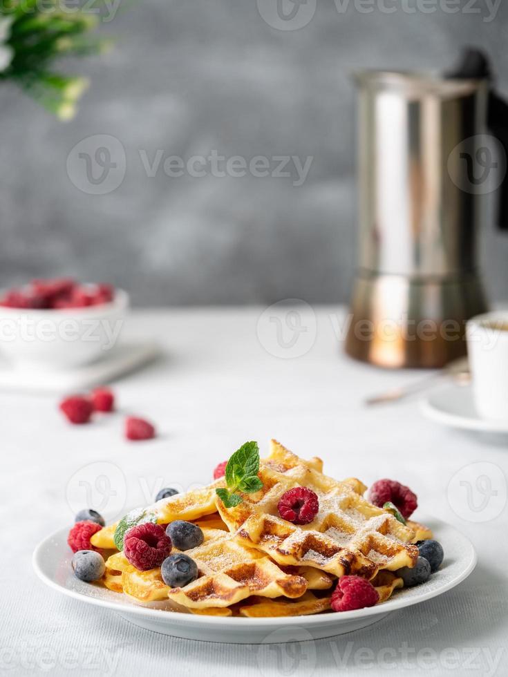 gaufres belges aux framboises, myrtilles, lait caillé et café photo