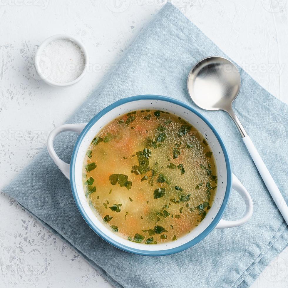 soupe au poulet, cuisine maison scandinave avec table en pierre bleue, vue de dessus photo