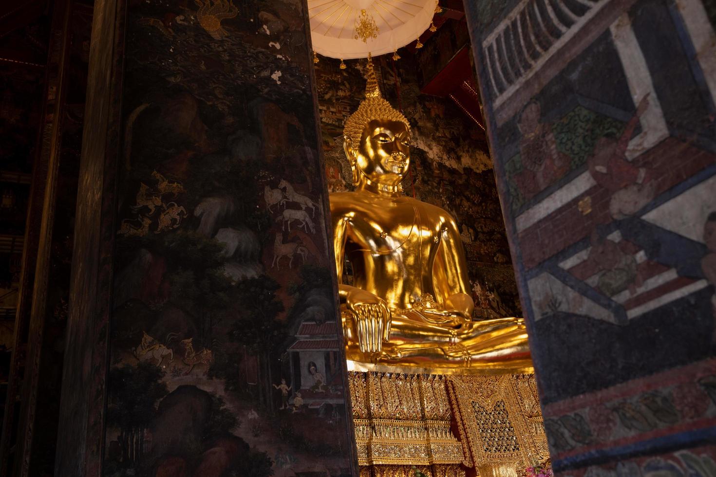 la statue de bouddha doré géant d'asie, la sculpture d'art antique, le signe du bouddhisme, le fond d'architecture d'art de dessin asiatique. photo