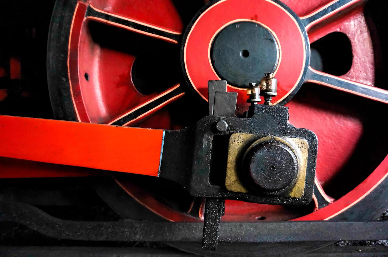 Sheffield Park, West Sussex, UK, 2013. Une vieille roue de train à vapeur photo