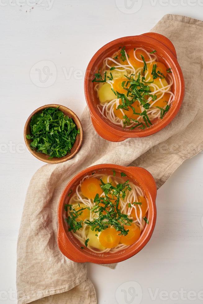 soupe de poulet saine avec des légumes et des nouilles de riz, régime fodmap dash, vue de dessus photo