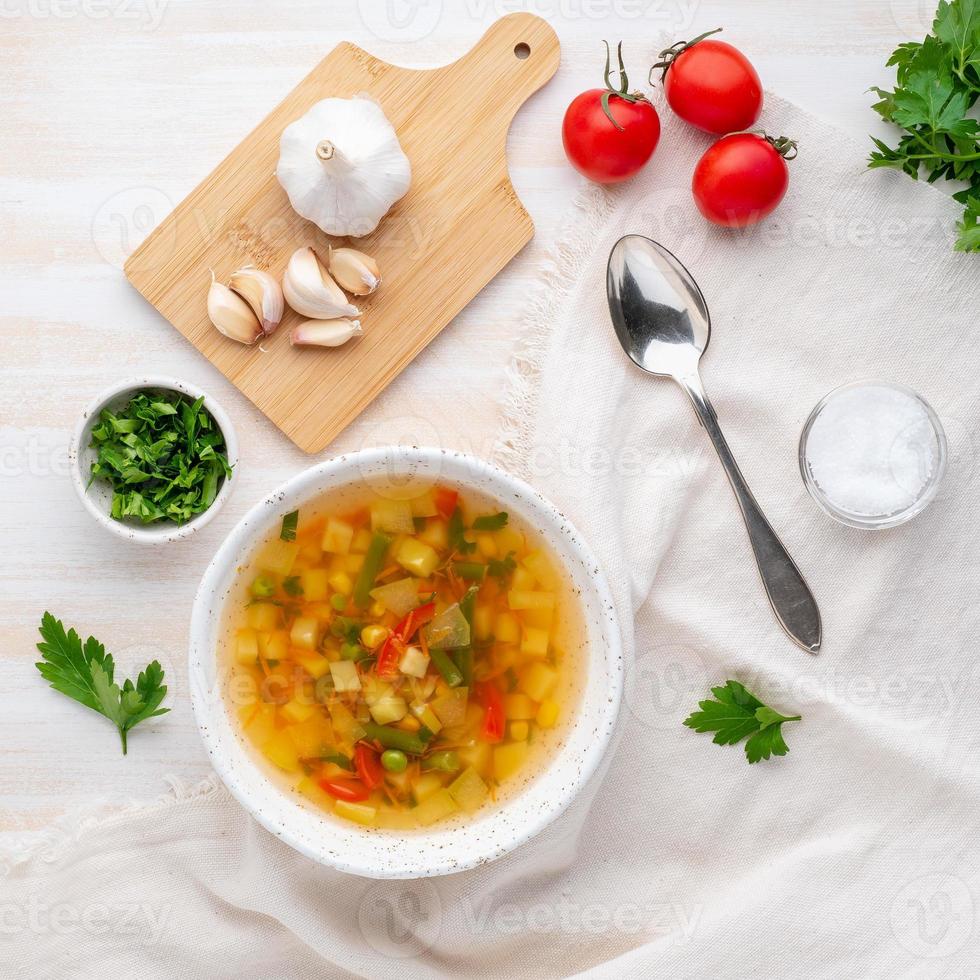 soupe végétarienne diététique aux légumes de printemps en bonne santé, fond en bois blanc, vue de dessus, gros plan photo