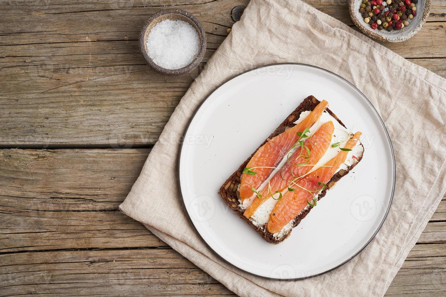 smorrebrod, sandwichs danois ouverts. pain de seigle noir au saumon photo
