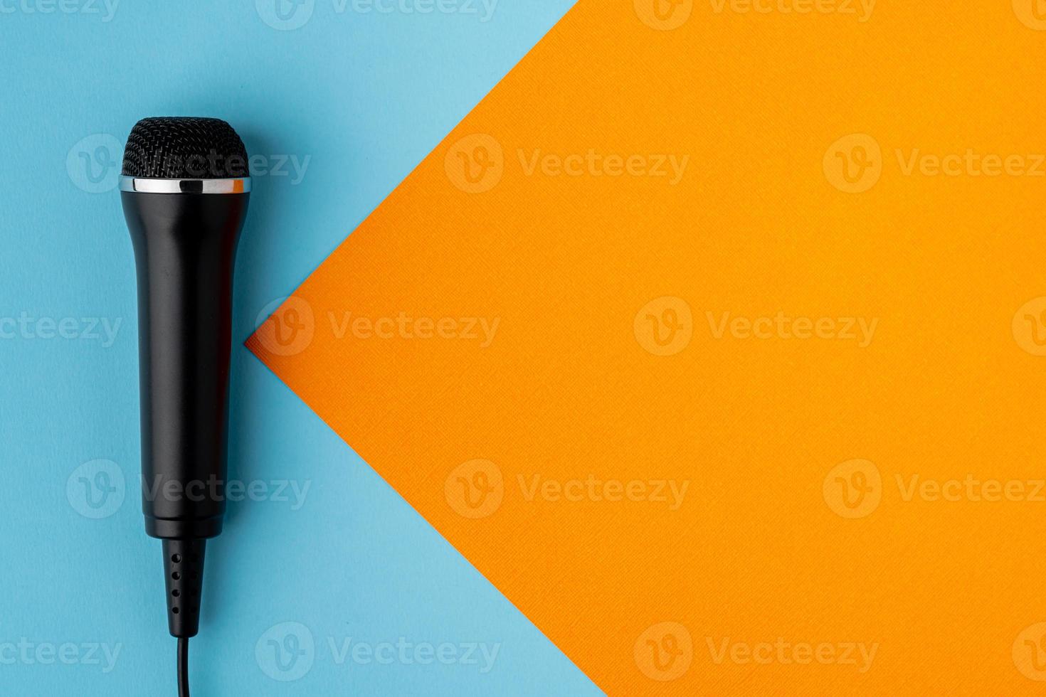 microphone à câble sur le côté gauche de la conception colorée de fond turquoise et orange, ci-dessus, espace de copie photo