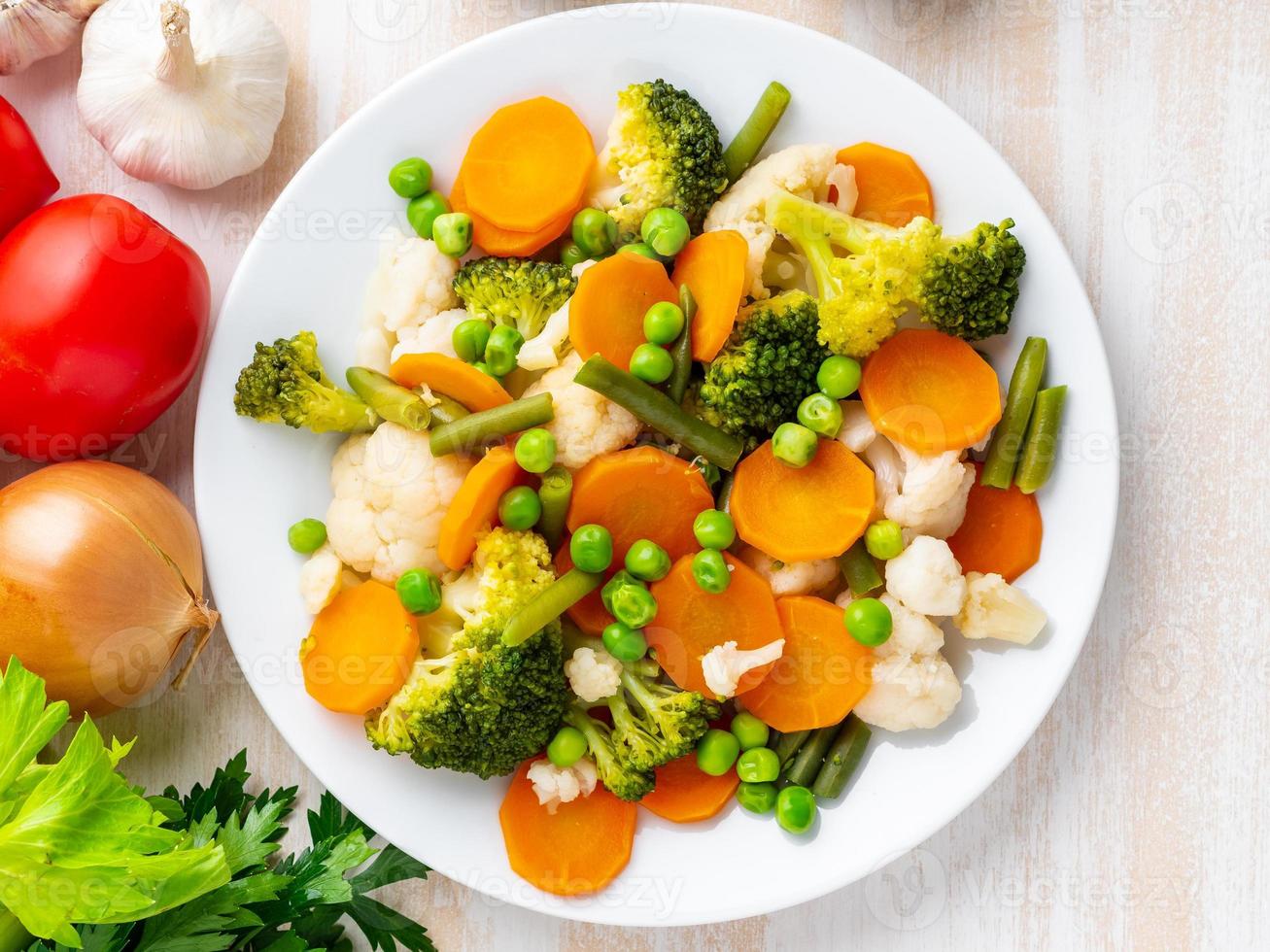 mélange de légumes bouillis, légumes à la vapeur pour un régime hypocalorique photo