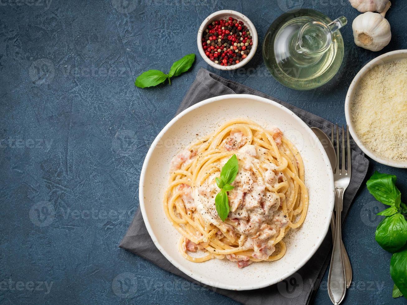 pâtes à la carbonara. spaghetti à la pancetta, œuf, parmesan photo