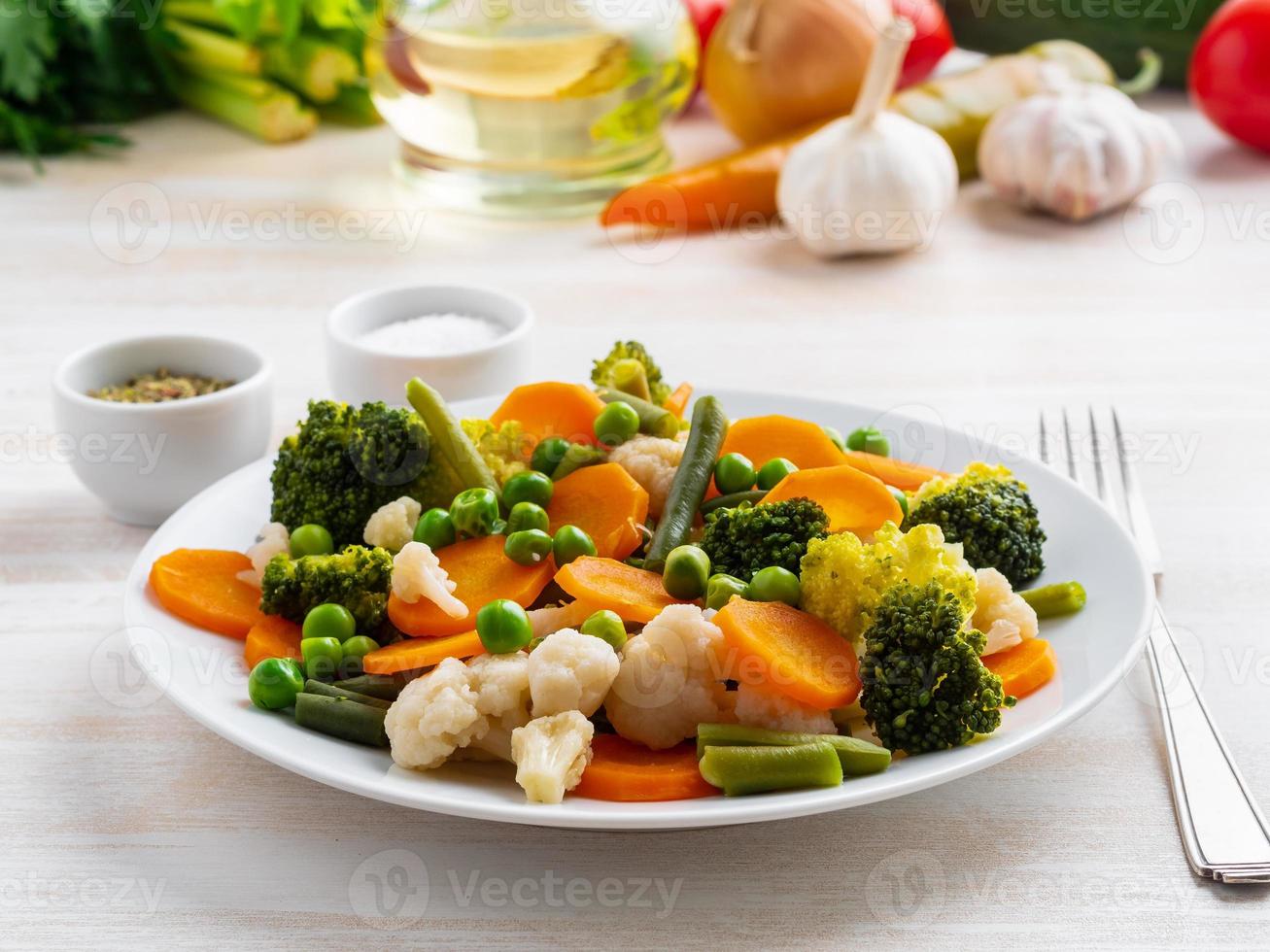 mélange de légumes bouillis, légumes à la vapeur pour un régime hypocalorique photo