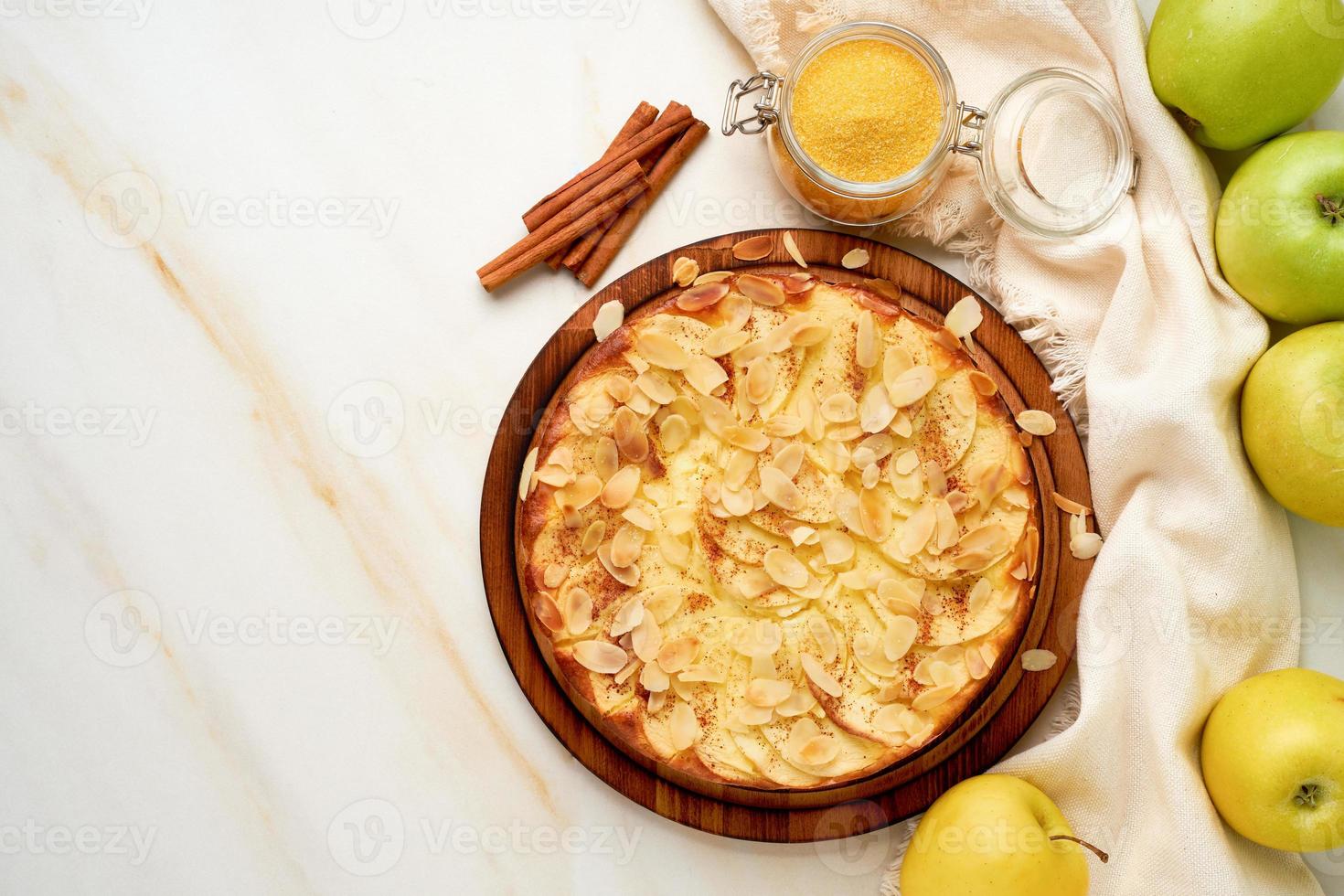 gâteau au fromage, tarte aux pommes, dessert au caillé avec polenta, pommes, amandes effilées photo