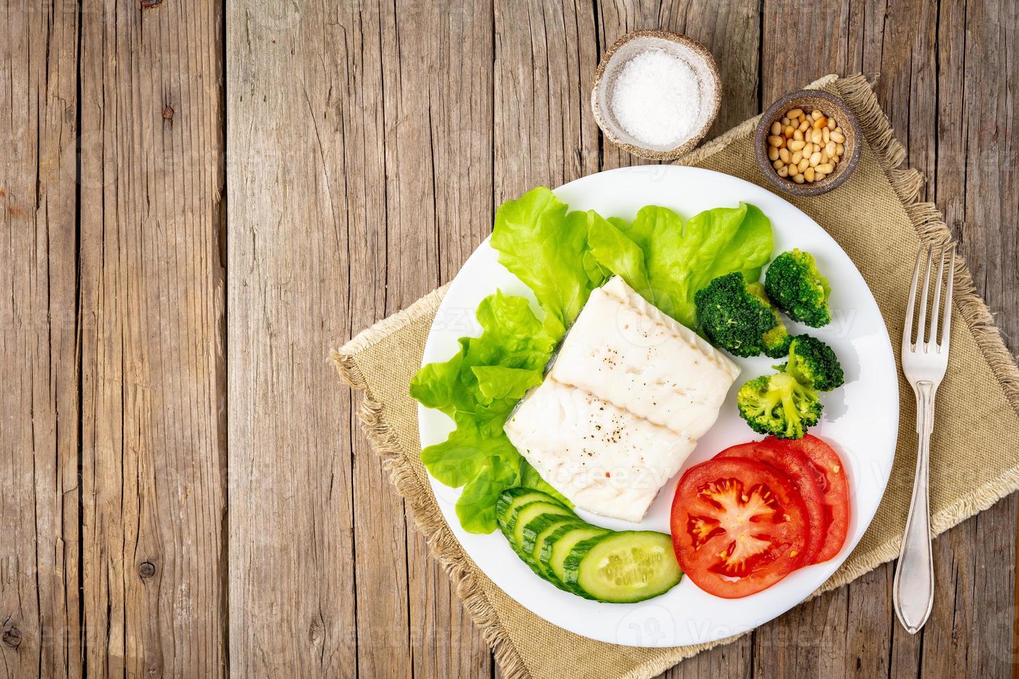 morue cuite à la vapeur. paléo, céto, fodmap alimentation saine avec des légumes photo