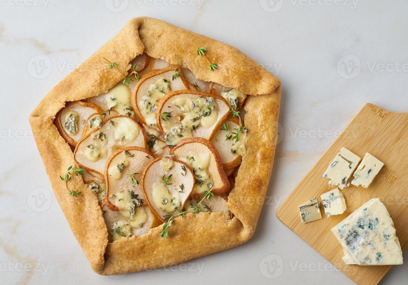 galett poire au fromage bleu, tarte salée, table en marbre, vue de dessus photo