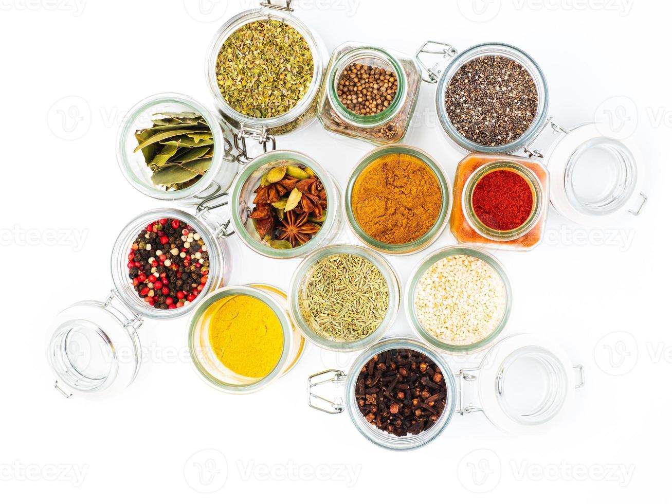 ensemble d'épices en vue de dessus de cuillères. paprika, curry, laurier, anis et autres assaisonnements photo