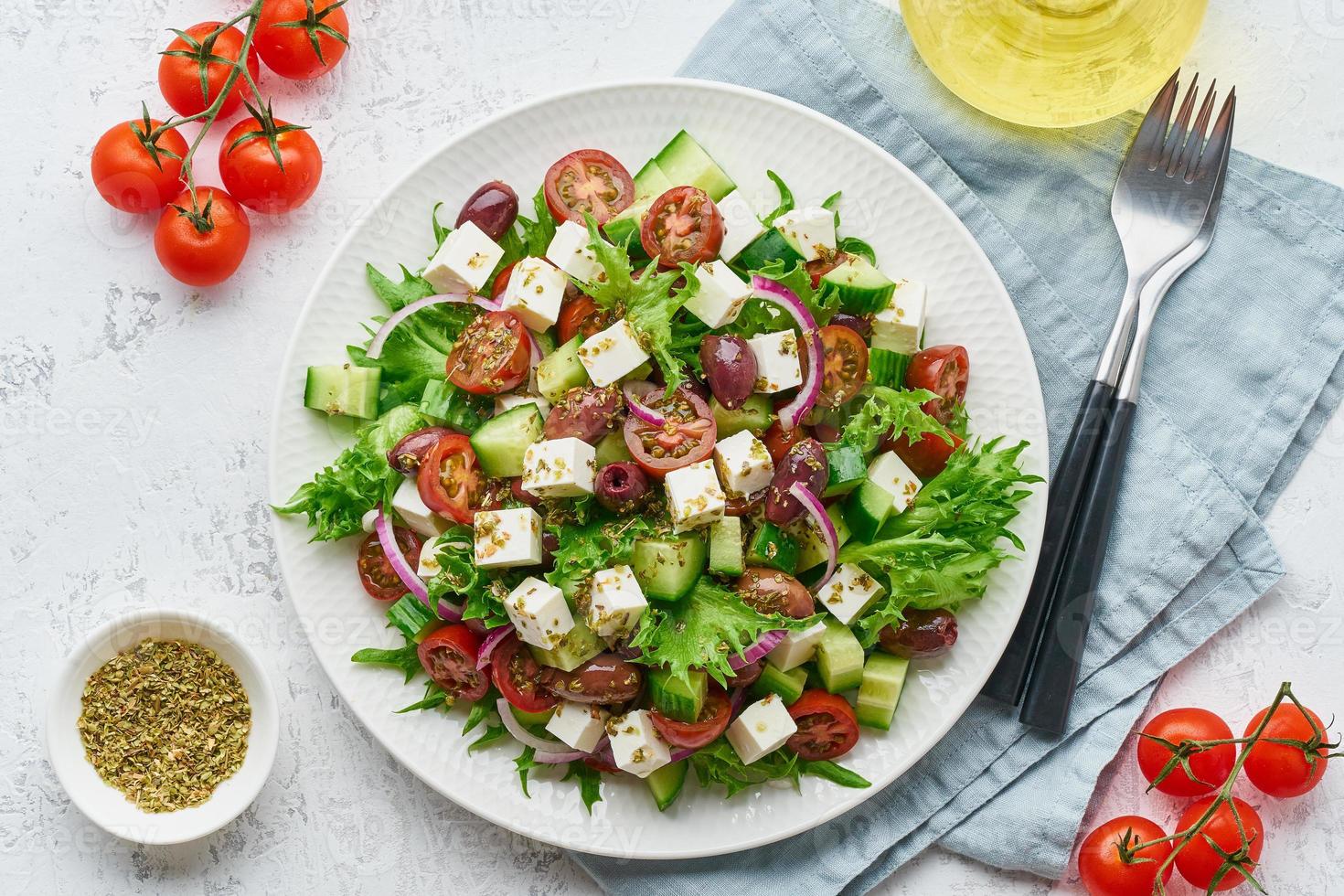 salade grecque avec feta et tomates, régime alimentaire sur fond blanc vue de dessus photo