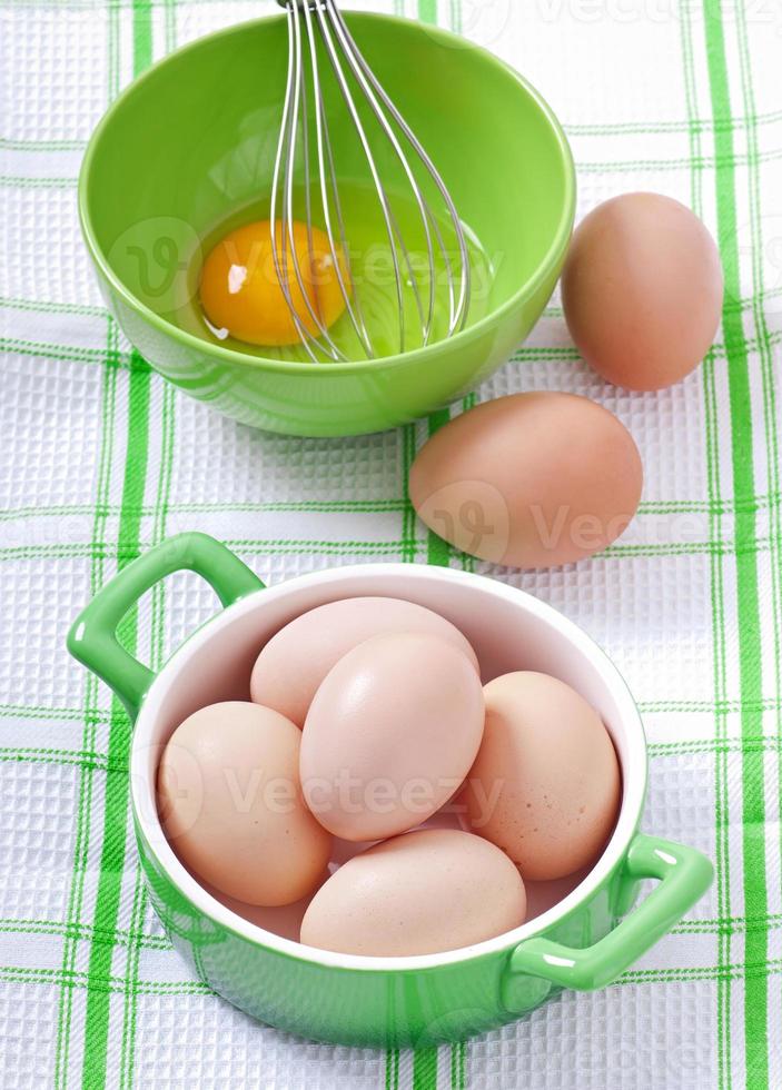 oeufs crus dans une casserole photo