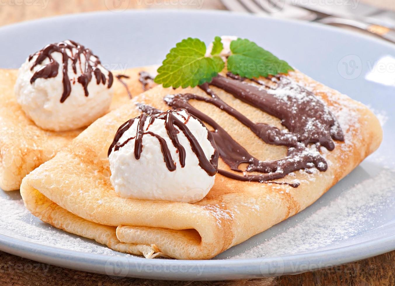 crêpes avec glace et sauce au chocolat photo