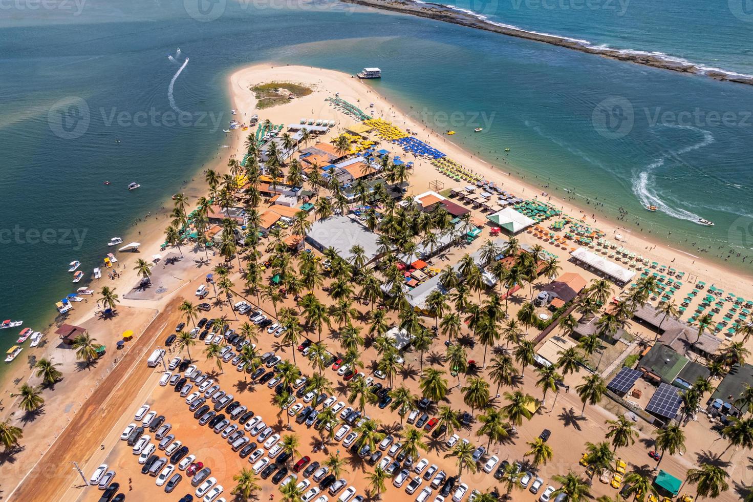 vue aérienne de la plage de gunga ou praia do gunga, avec ses eaux claires et ses cocotiers, maceio, alagoas. région nord-est du brésil. photo
