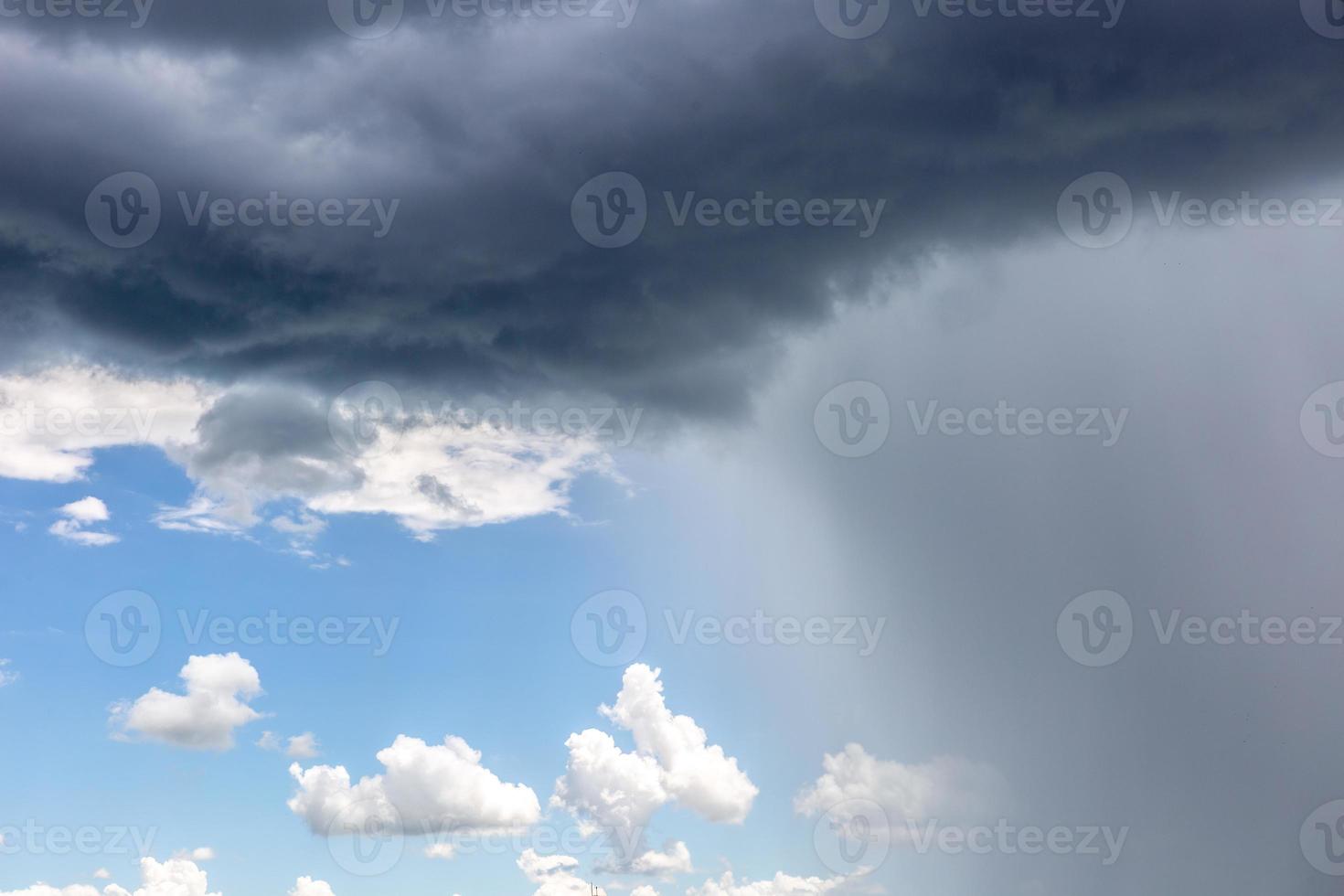 nuage de pluie. changement météorologique. différentes situations climatiques dans une seule image. photo