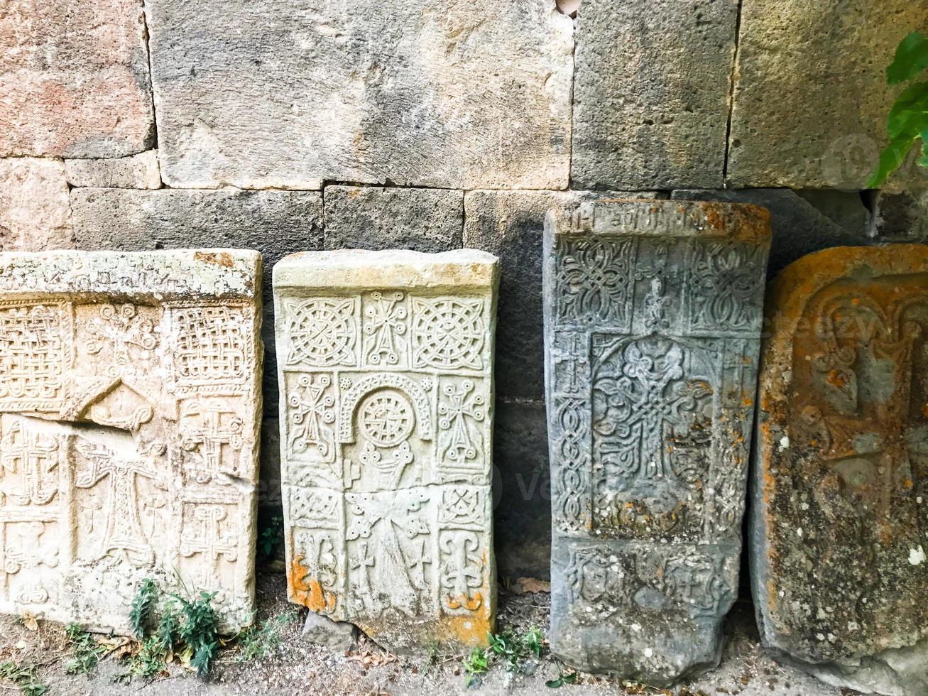 artefacts en pierre au monastère de gndevank, arménie. sites touristiques historiques en arménie. photo