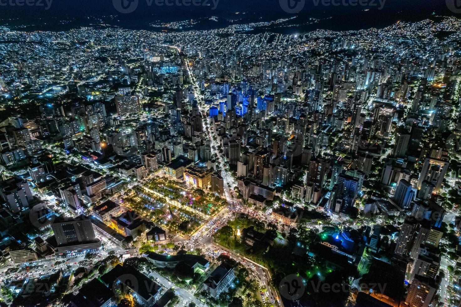 vue aérienne de la ville de belo horizonte la nuit, minas gerais, brésil. photo