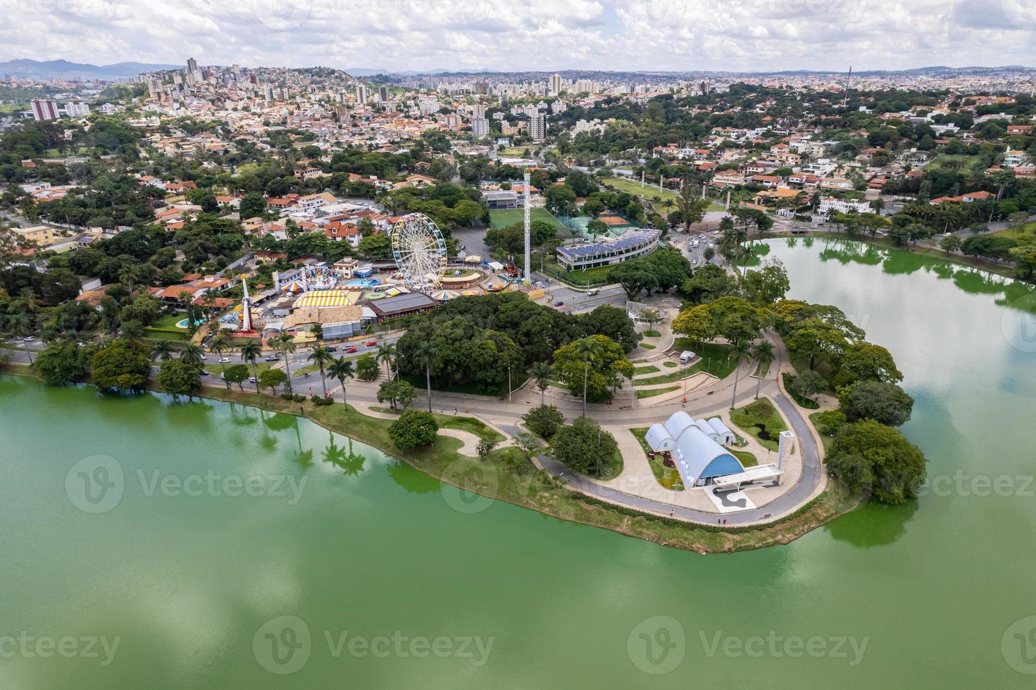 vue aérienne de lagoa da pampulha, igreja sao francisco dans la ville de belo horizonte, dans le minas gerais, au brésil. photo