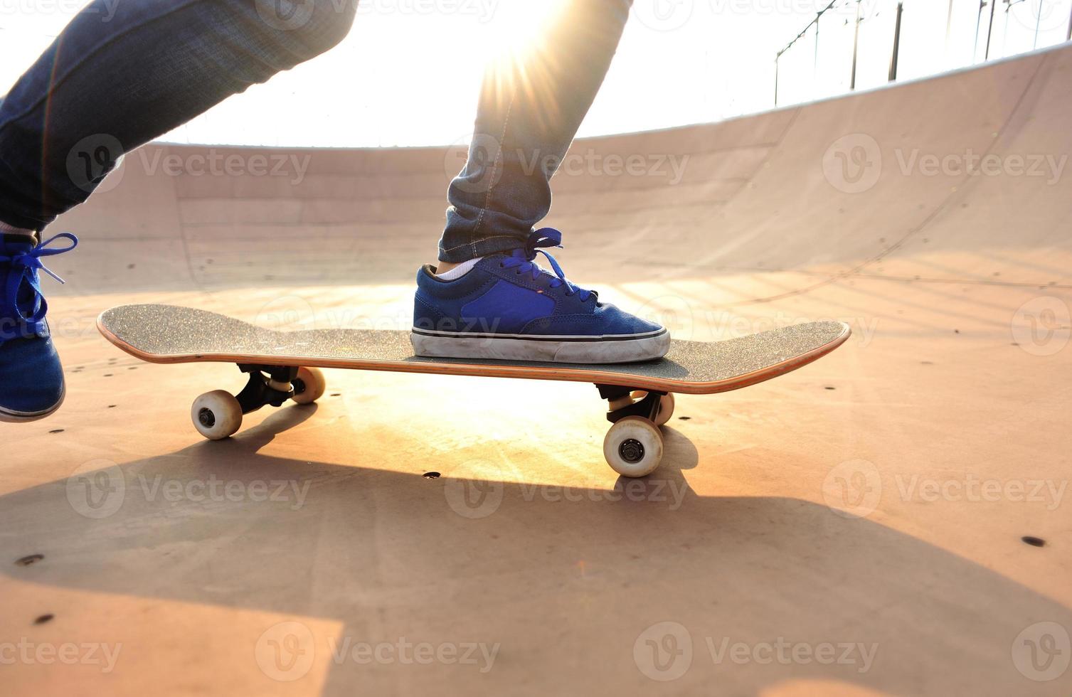 skateboarder chez skatepark photo