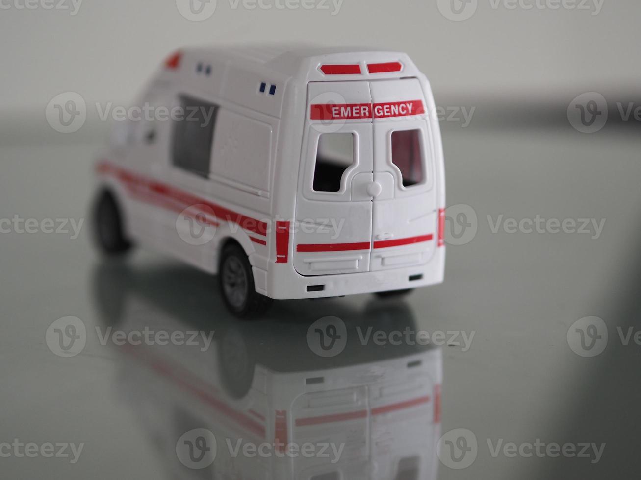 modèle d'urgence ambulance voiture de couleur blanche sur la réflexion de la table miroir photo