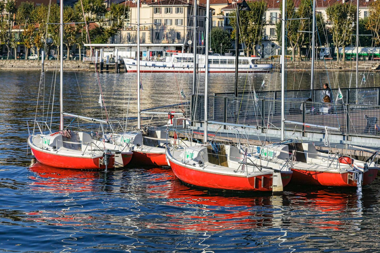 Lecco, Italie, 2010. bateaux amarrés au lac de Côme photo