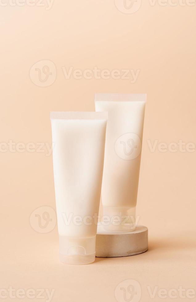 maquette de tube de crème pour la présentation de la marque. produit de beauté naturel pour la peau sur un podium blanc carré. couleurs terre naturelles photo