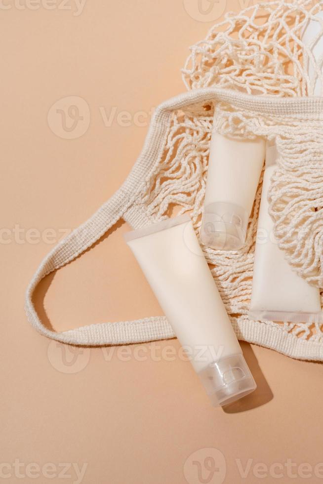 produit de beauté naturel pour la peau dans un sac en filet sur fond beige photo
