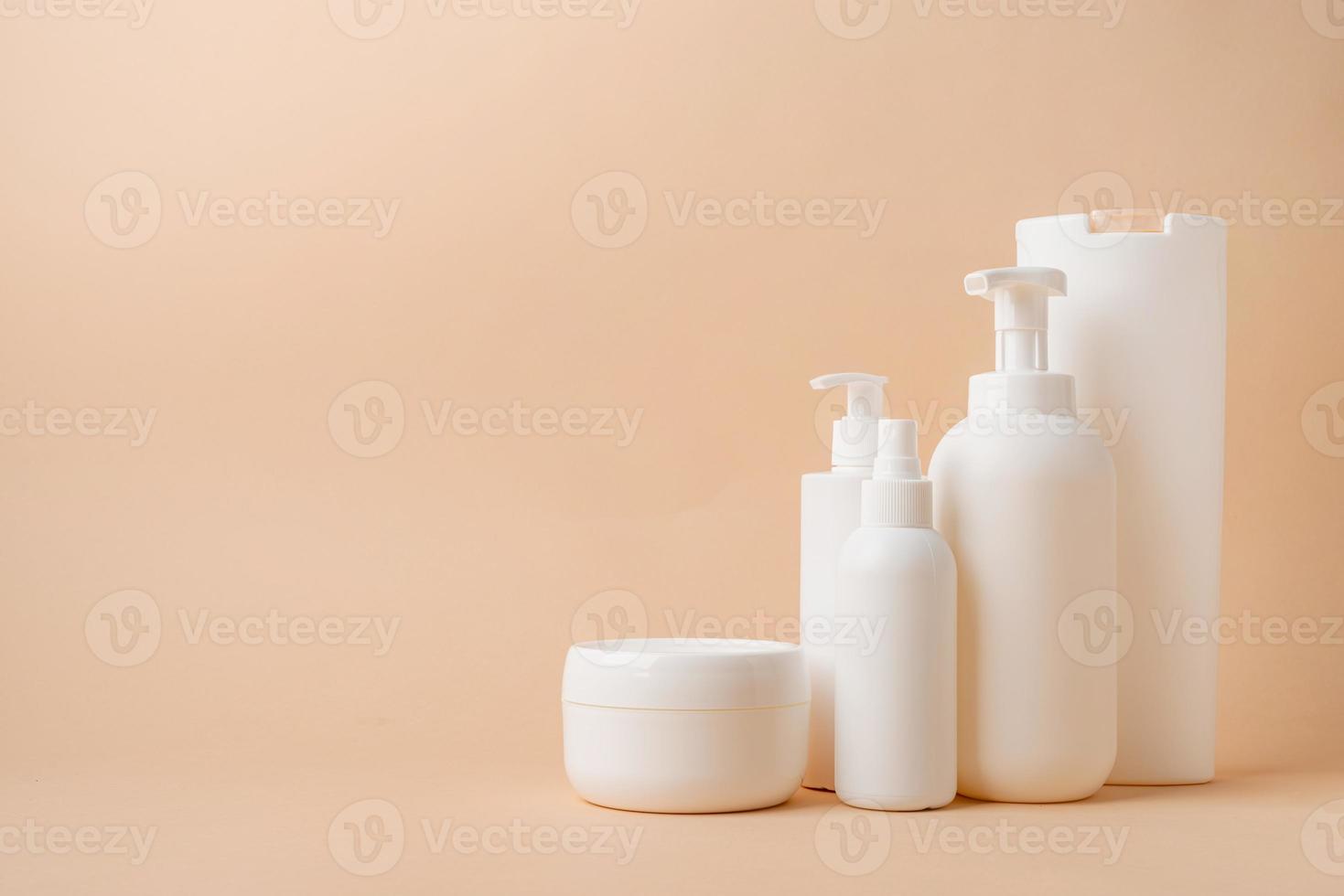 groupe de tubes et de récipients d'emballage blancs vierges pour cosmétiques sur fond de couleur naturelle beige, conception de maquette, respectueux de l'environnement photo
